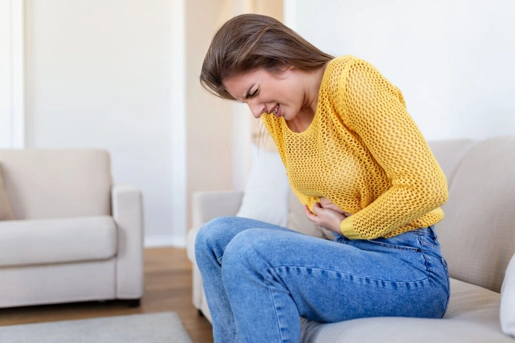 Mujer con dolor de tripa por diarrea