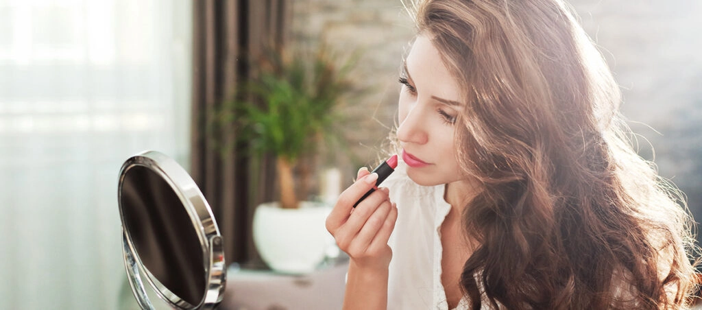 Mujer utilizando pinta labios