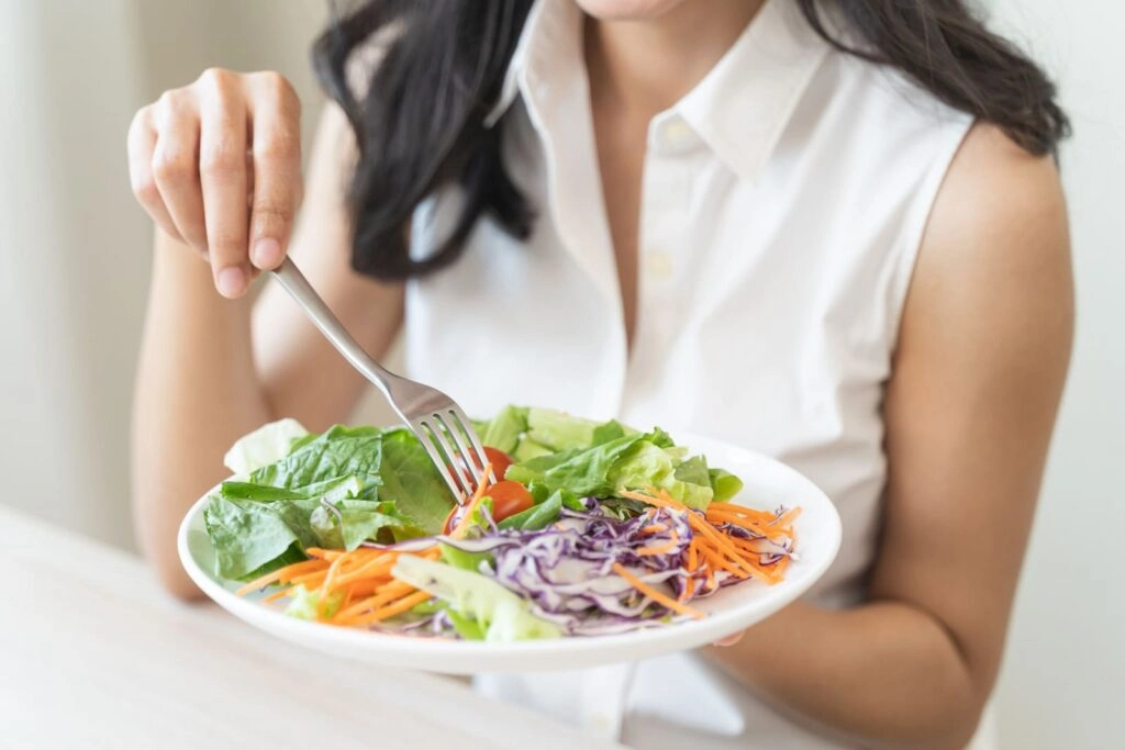 Mujer comiendo ensalada
